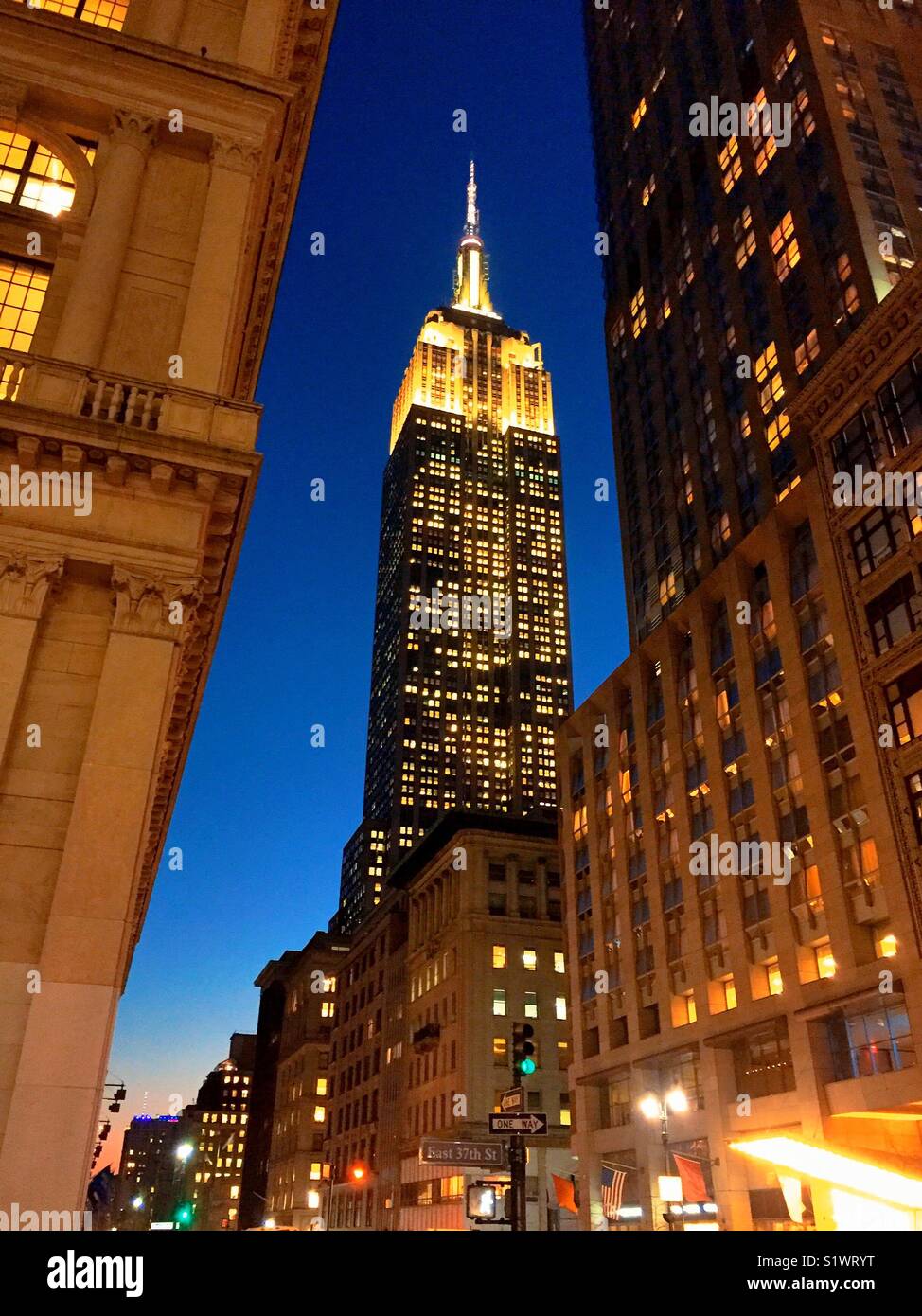 Vista dell'Empire State Building, dalla Fifth Avenue al crepuscolo, New York City, Stati Uniti d'America Foto Stock