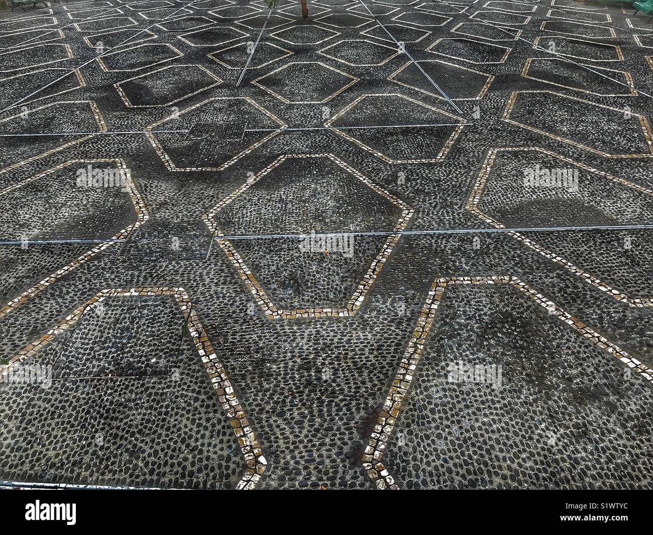 Geometrica pavimentazione in ciottoli al di fuori di San Benedetto chiesa Igreja São Bento, Ribeira Brava, Madeira, Portogallo - Immagine stock catturata con smartphone