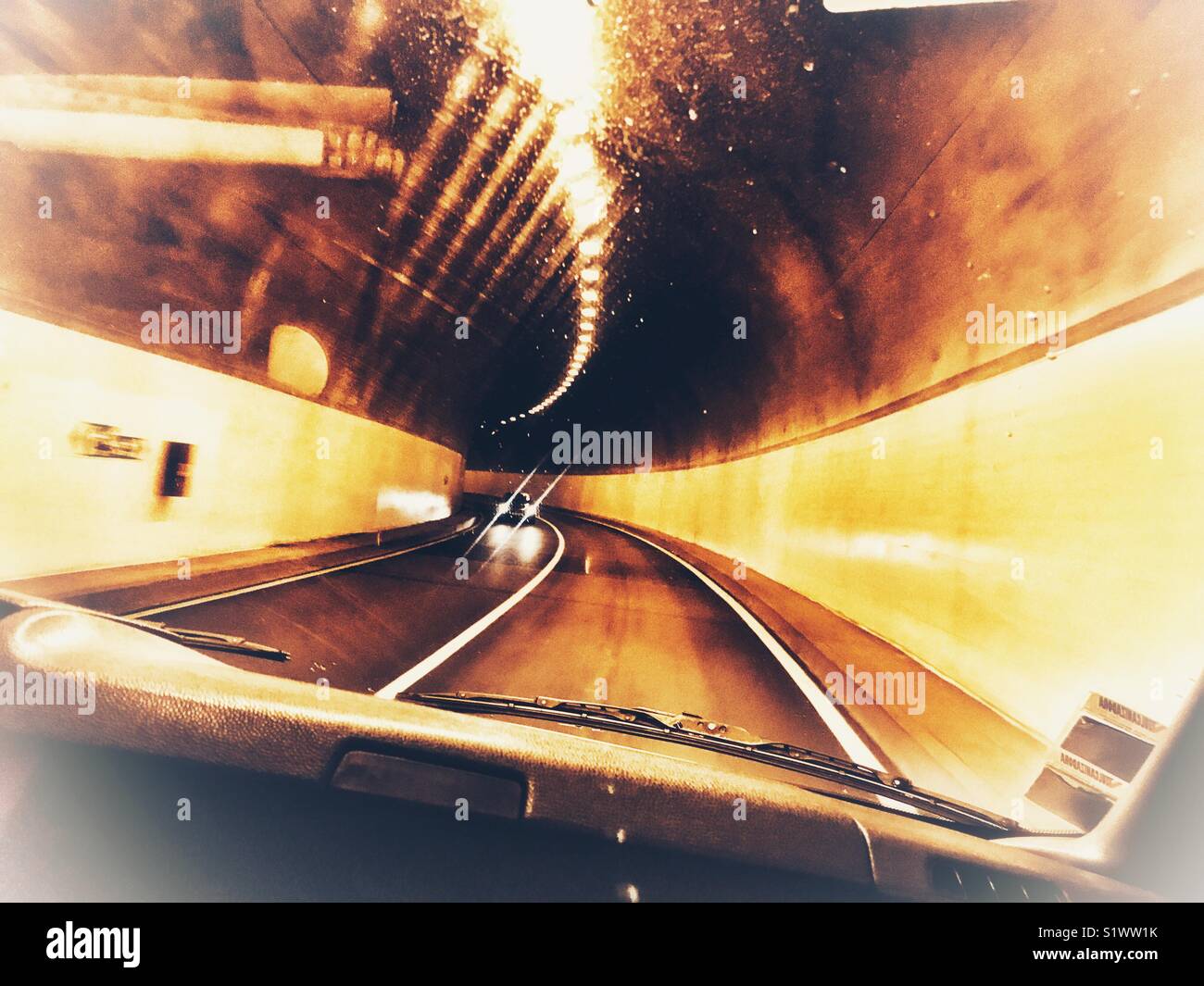 La guida attraverso una delle numerose gallerie stradali sull isola di Madeira, Portogallo, - Immagine stock catturata con smartphone