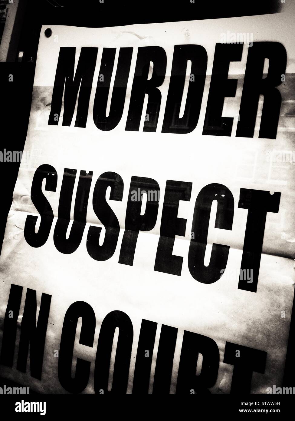 La criminalità omicidio sospetti in tribunale news poster Foto Stock