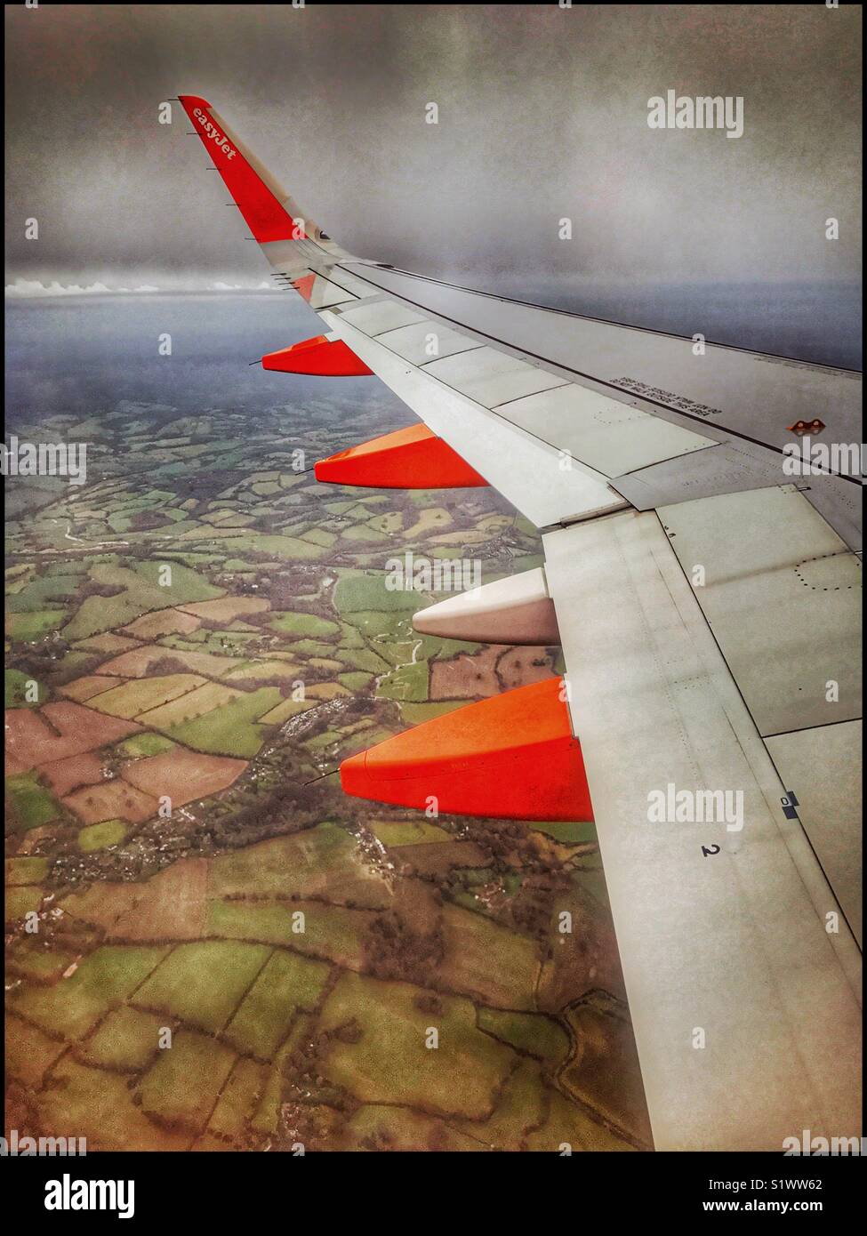 La vista dalla finestra di un aereo EasyJet sull'approccio finale di atterraggio all'Aeroporto Gatwick di Londra. Di seguito sono riportati i campi, strade ed edifici in inglese contea del Kent. © COLIN HOSKINS. Foto Stock