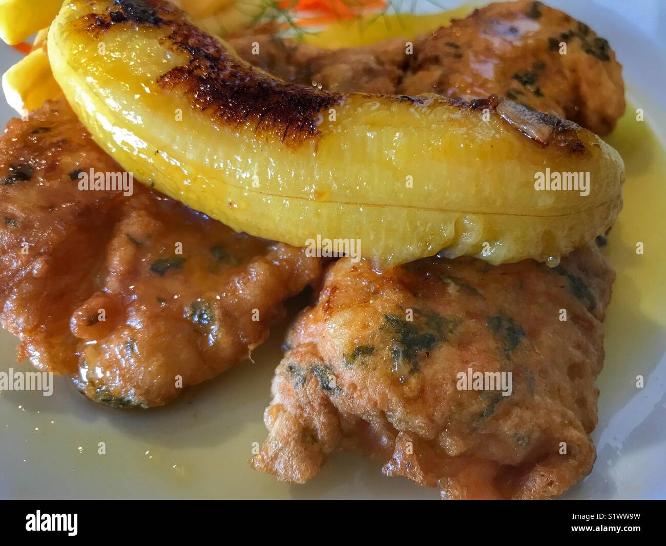 Pesci sciabola con patatine fritte, guarnita con un fritto banana. Un piatto tipico da Madeira, Portogallo Foto Stock