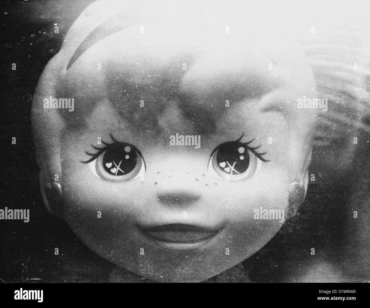 Effetto di granella sulla faccia di un'annata polly pocket rag doll - Immagine stock catturata con smartphone