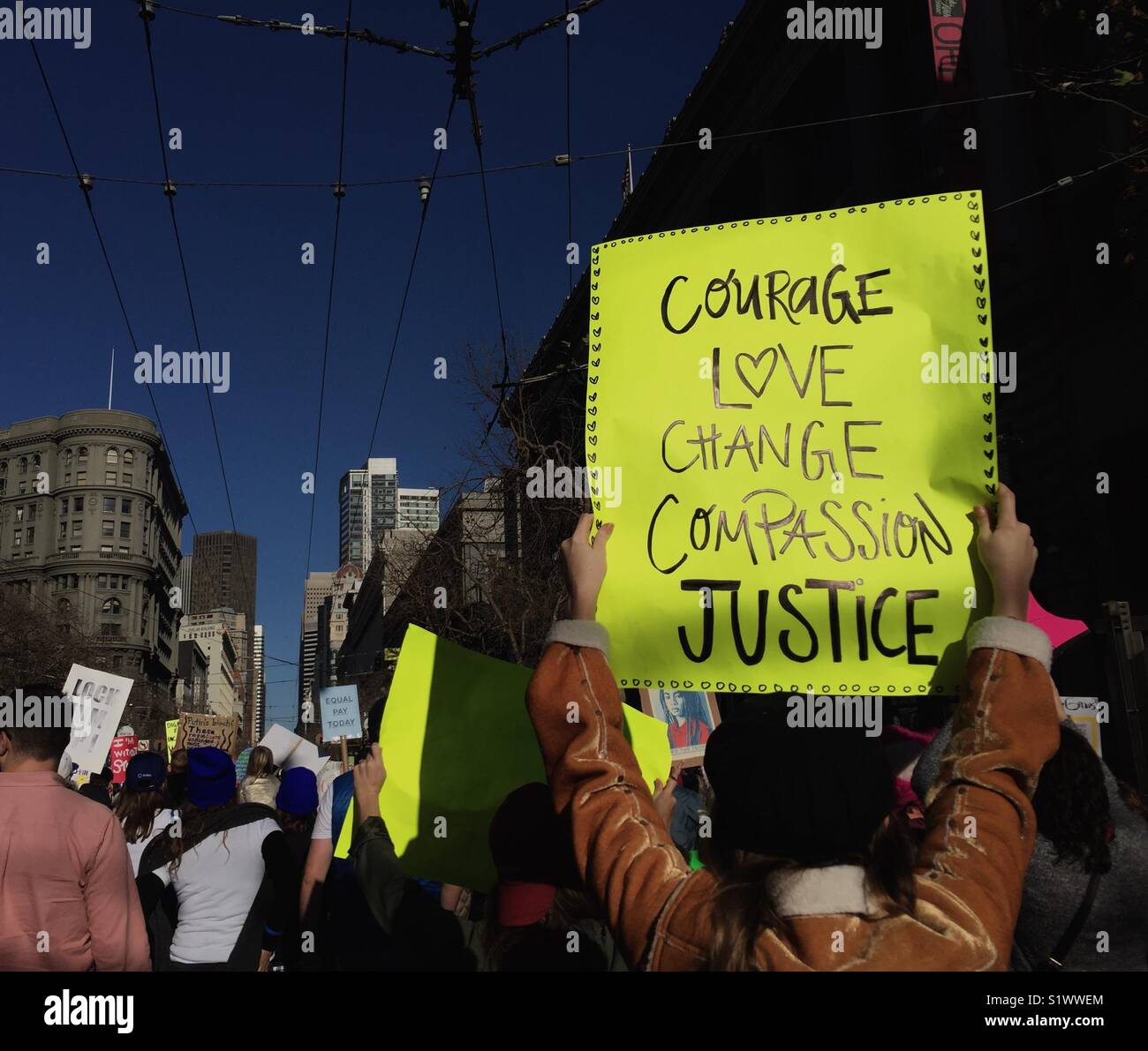 Coraggio, amore, modificare la compassione, la giustizia. Le donne di Marzo, San Francisco, California, Stati Uniti d'America. Il 20 gennaio 2018. Foto Stock