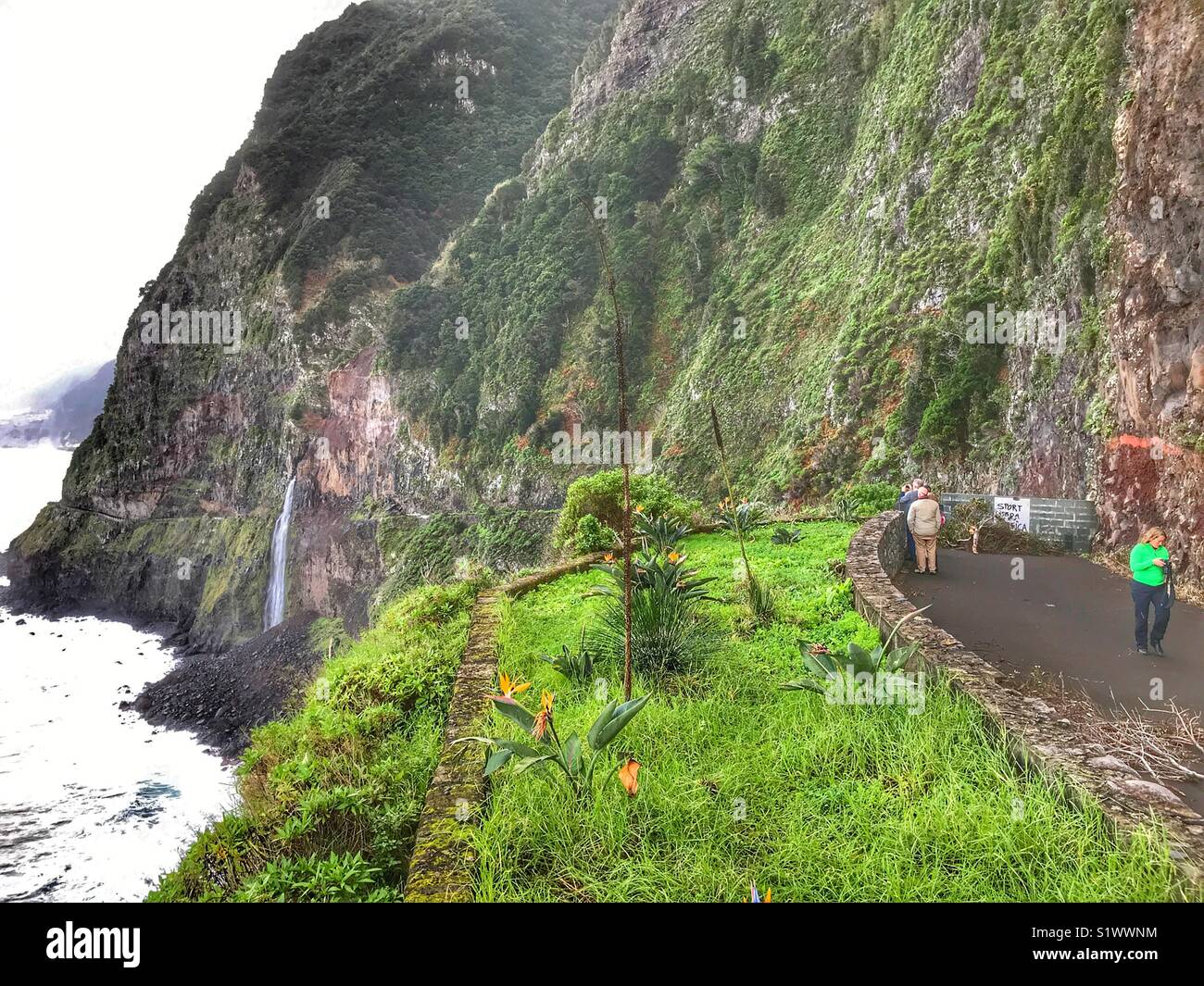 Vista Bridal Veil Falls e la vecchia strada costiera che era chiuso a causa di caduta di sassi e diapositive di terra. Madeira, Portogallo - Immagine stock catturata con smartphone