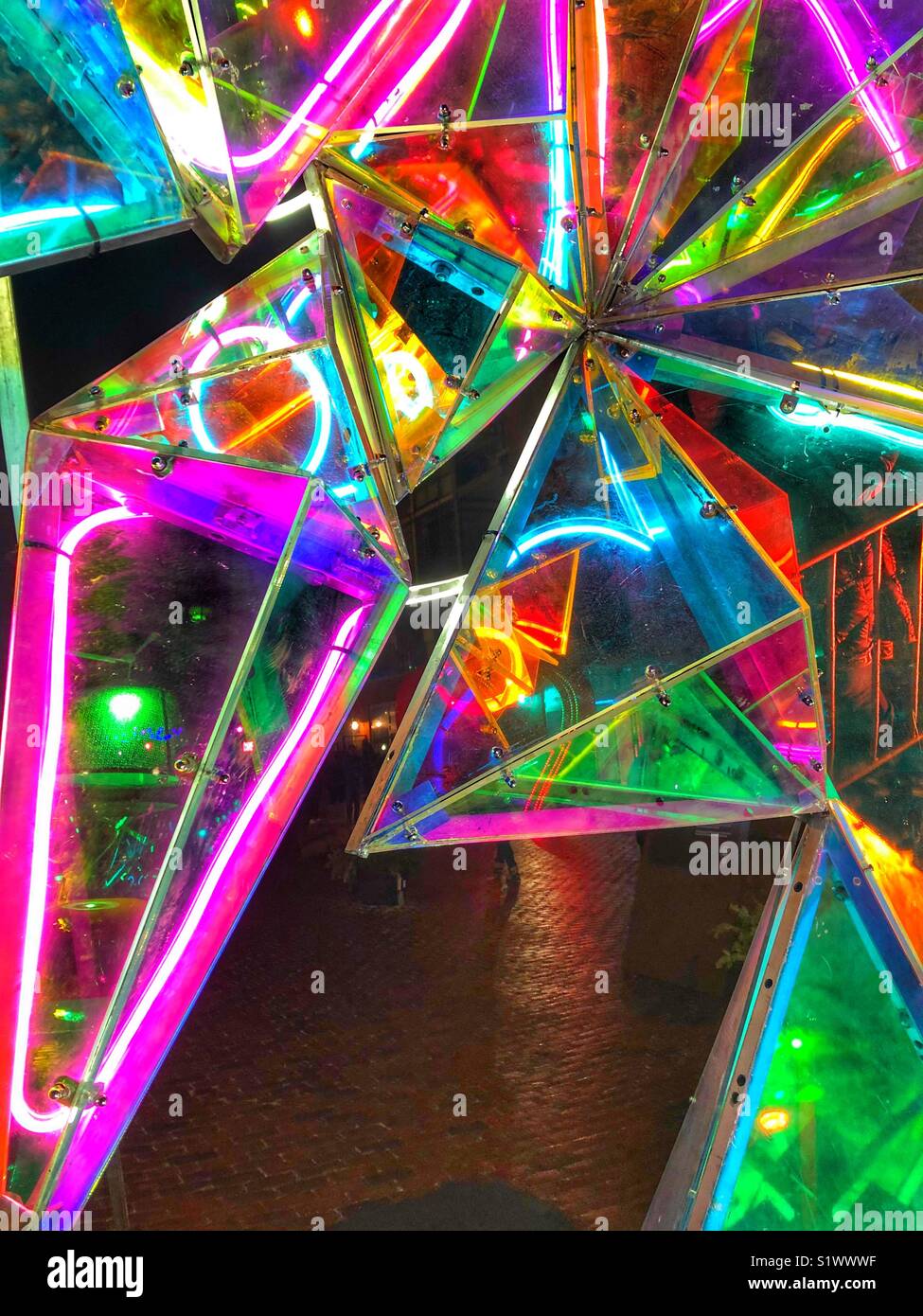 Luce al neon la scultura a Toronto Light Festival nell'Historic Distillery District. - Immagine stock catturata con smartphone