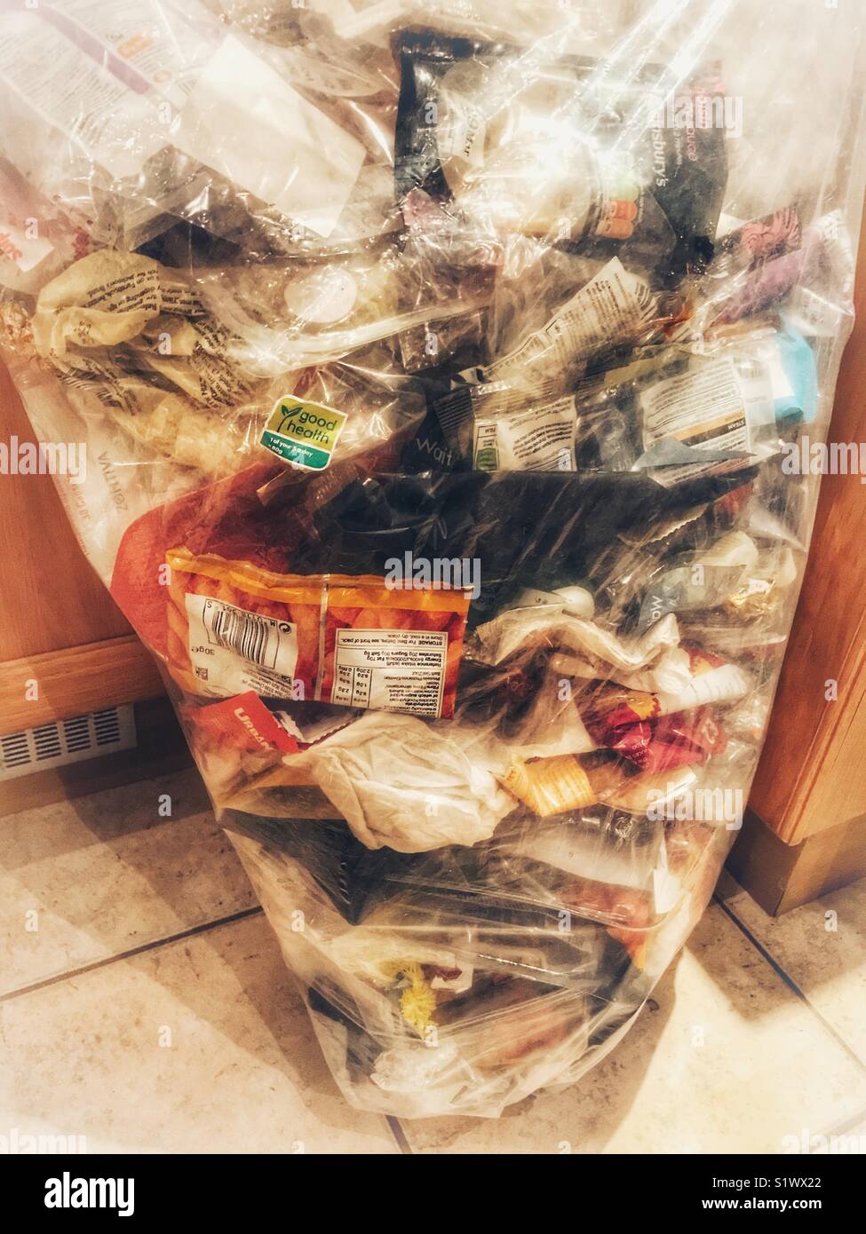 Questioni ambientali. Non riciclabile rifiuti domestici, compresa la plastica imballaggi alimentari da frutta e ortaggi acquistati nei supermercati. Foto Stock