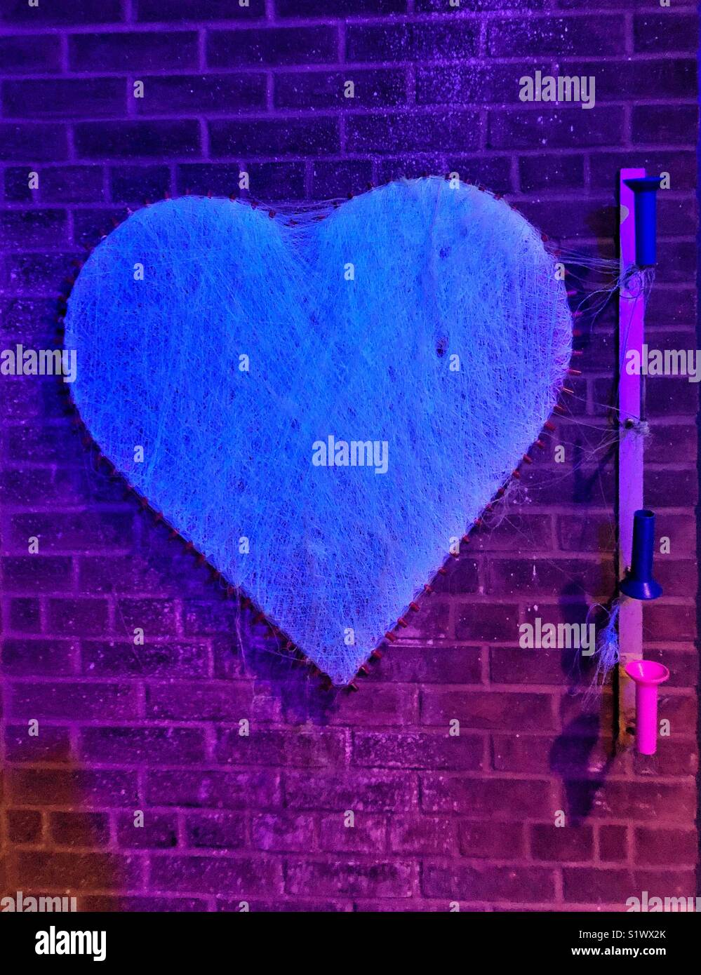 Un cuore illuminato realizzato della pesca lo spago visualizzata a Toronto Light Festival. - Immagine stock catturata con smartphone