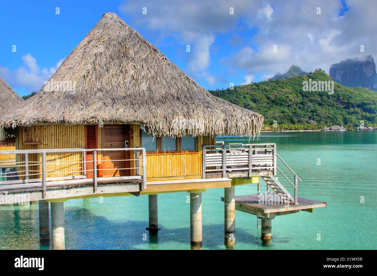 Bungalow Overwater sull isola di Bora-Bora in Polinesia francese, South Pacific mountain è in background - Immagine stock catturata con smartphone