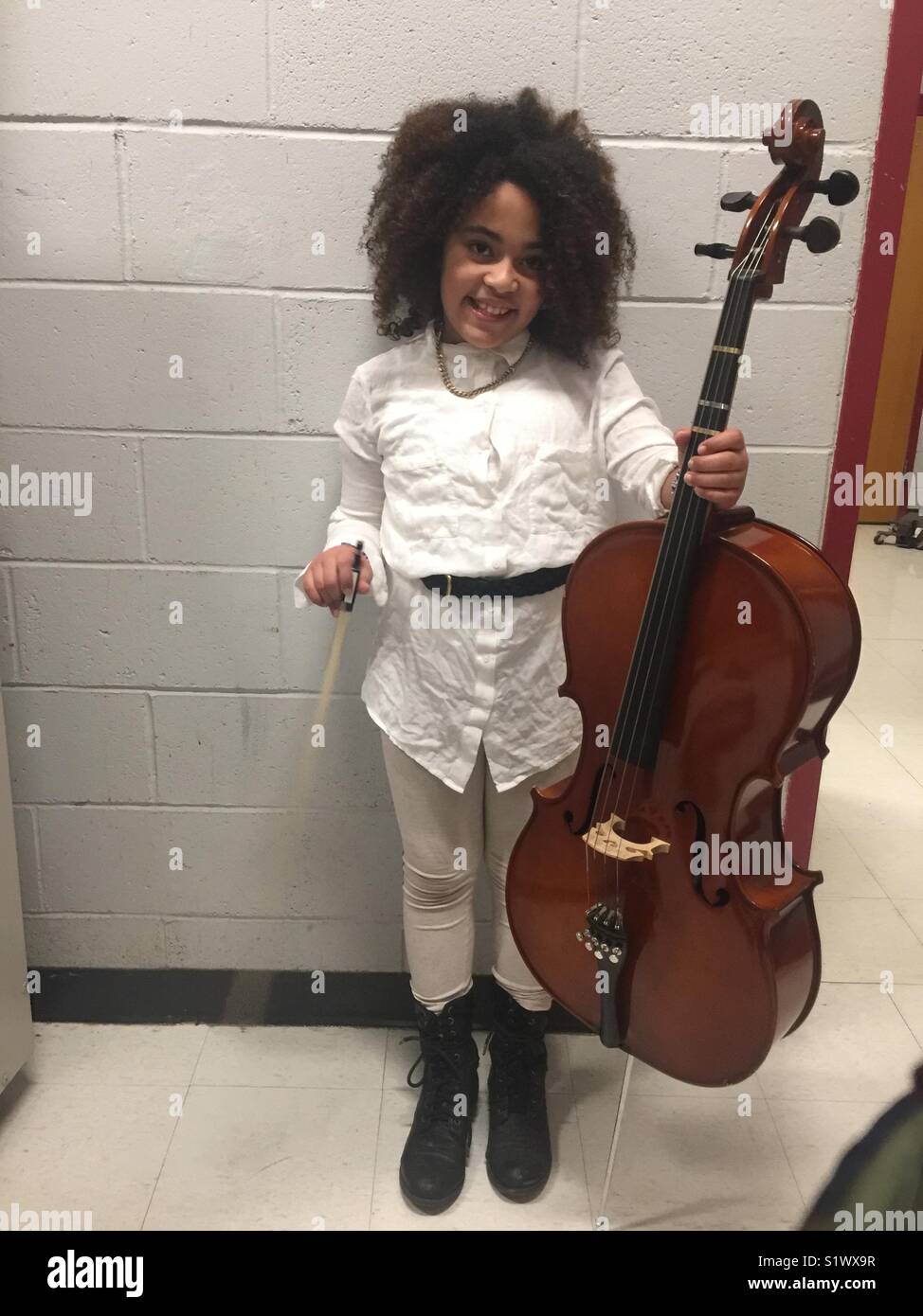 Biracial ragazza e violoncello Foto Stock