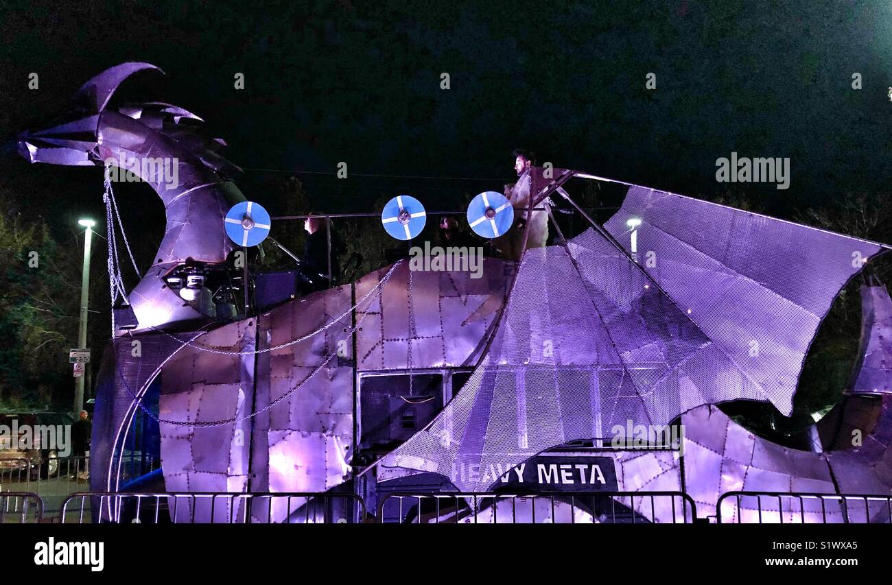 Illuminata di colore viola drago di metallo a Toronto Light Festival. - Immagine stock catturata con smartphone