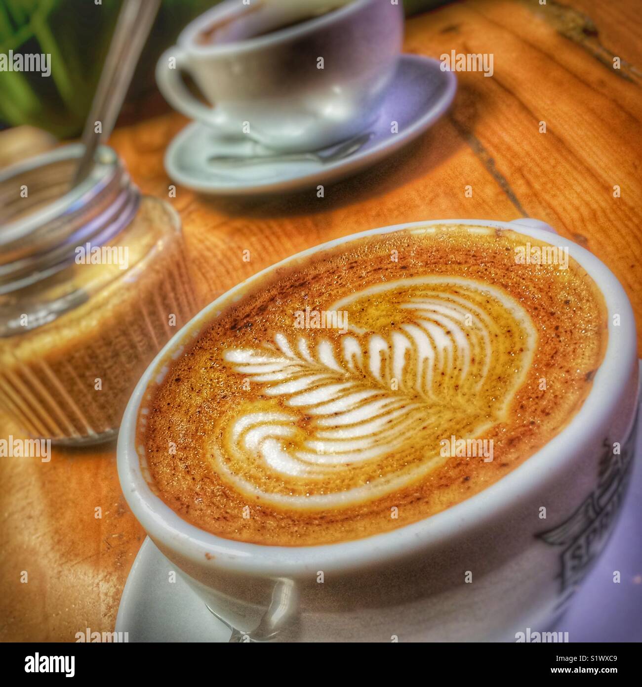 Tazza di caffè fresco su un tavolo di legno da vicino - Immagine stock catturata con smartphone