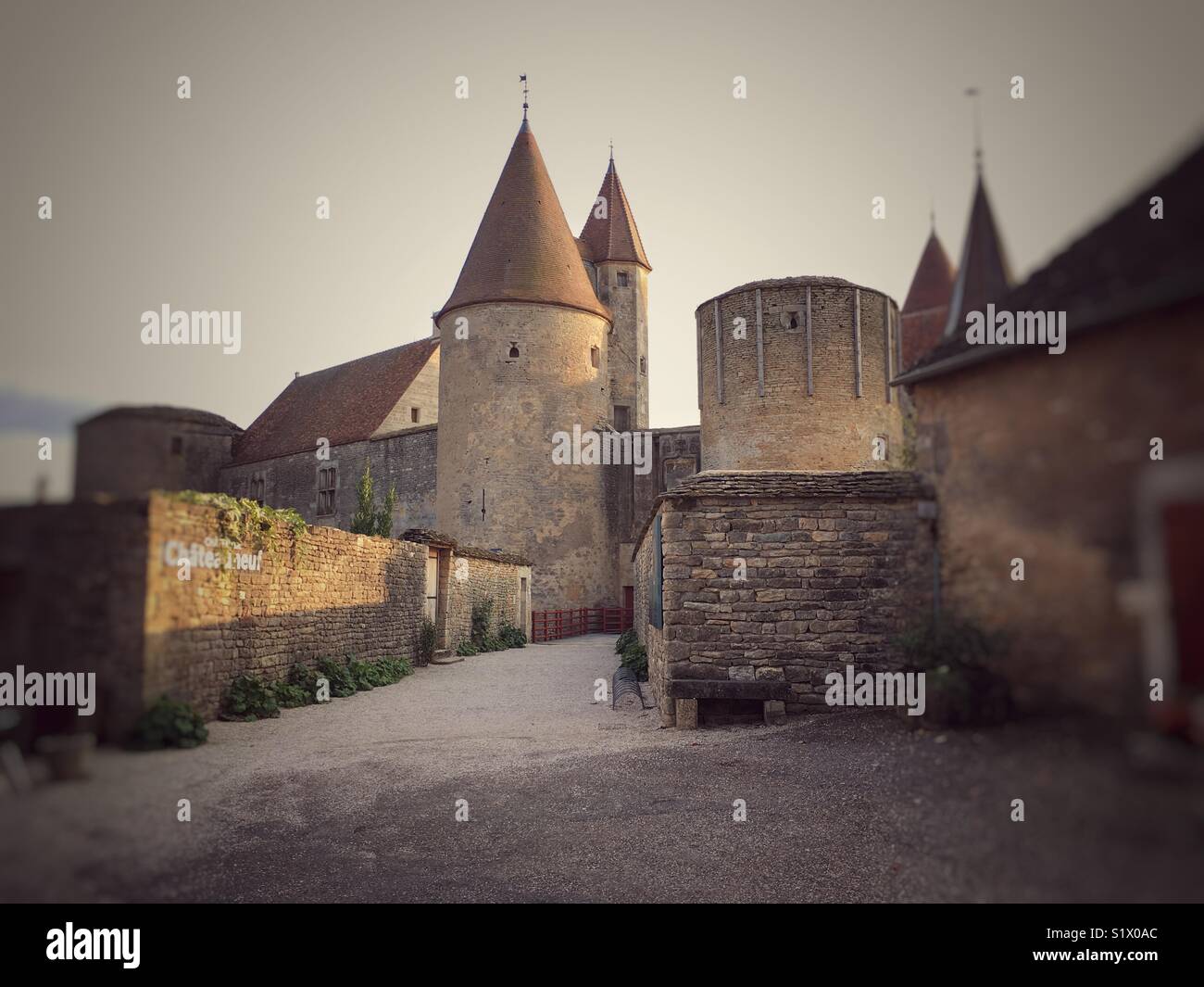 Castello medievale con tetti conici nel villaggio di Châteauneuf en Auxois, Cote D'Or, Borgogna Franche Comté, Francia - Immagine stock catturata con smartphone Castello medievale con tetti conici nel villaggio di Châteauneuf en Auxois, Cote D'Or, Borgogna Franche Comté, Francia - Immagine stock catturata con smartphone
