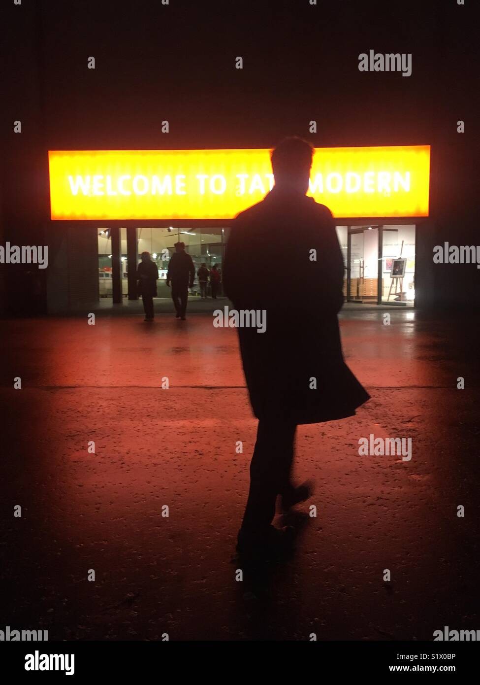 Silhouette di un uomo a camminare al di fuori della Tate Modern di Londra - Immagine stock catturata con smartphone