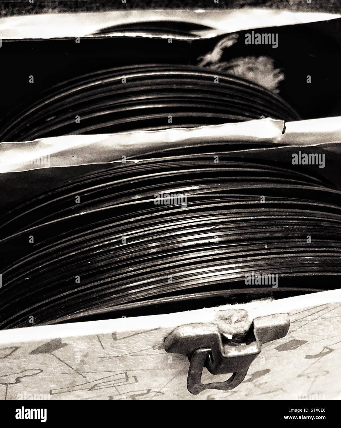 Immagine in bianco e nero di dimensione 45 vinil record di raccolta in una vecchia scatola con chiusura a scatto Foto Stock