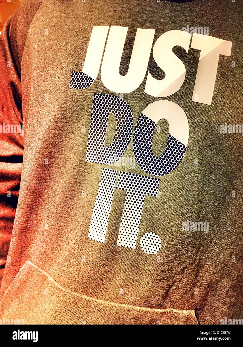 Abbigliamento atletico con logo Nikes "just do it "e swoosh, STATI UNITI D'AMERICA - Immagine stock catturata con smartphone