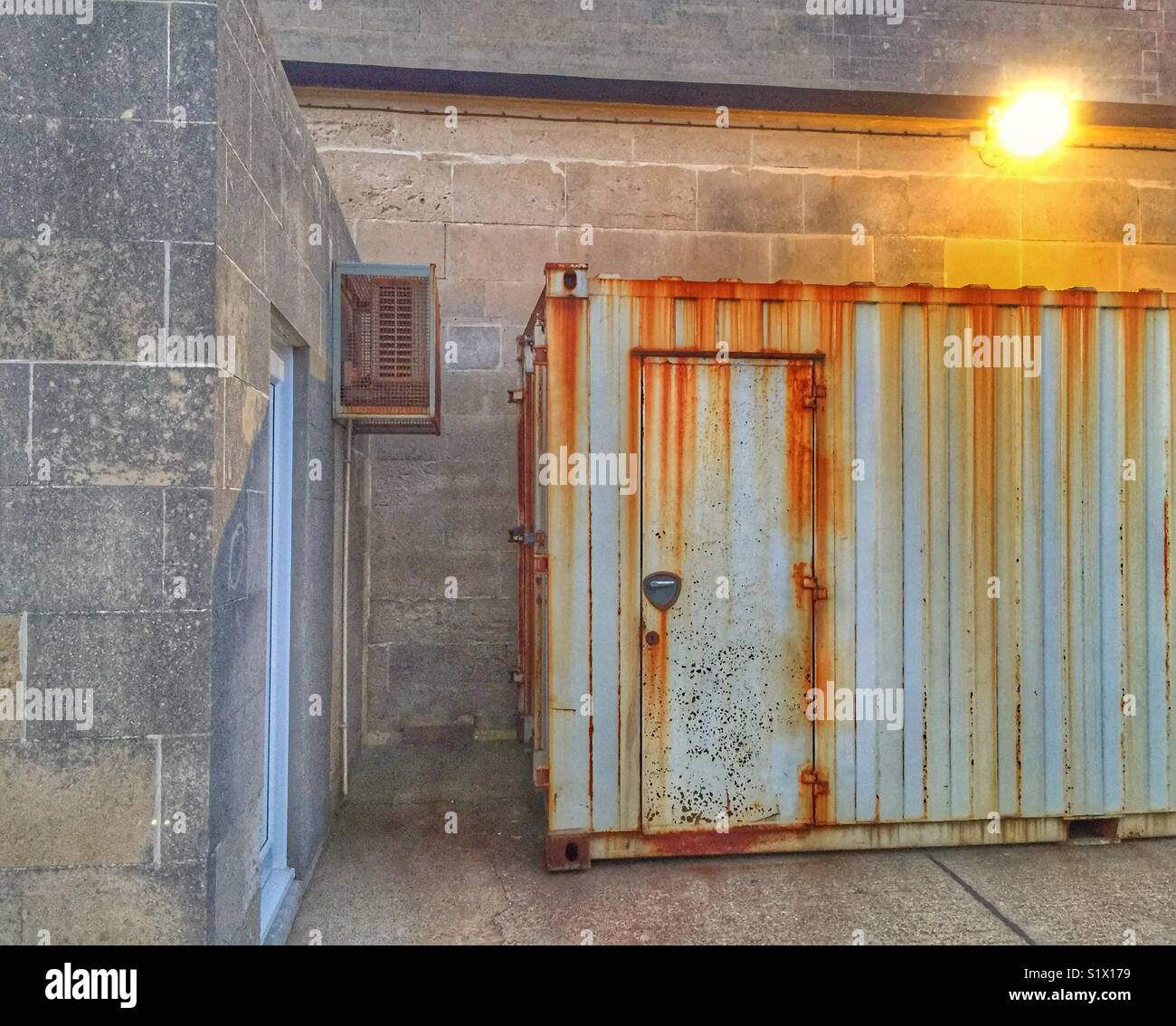 Metallo industriale capannone per il rimessaggio Foto Stock