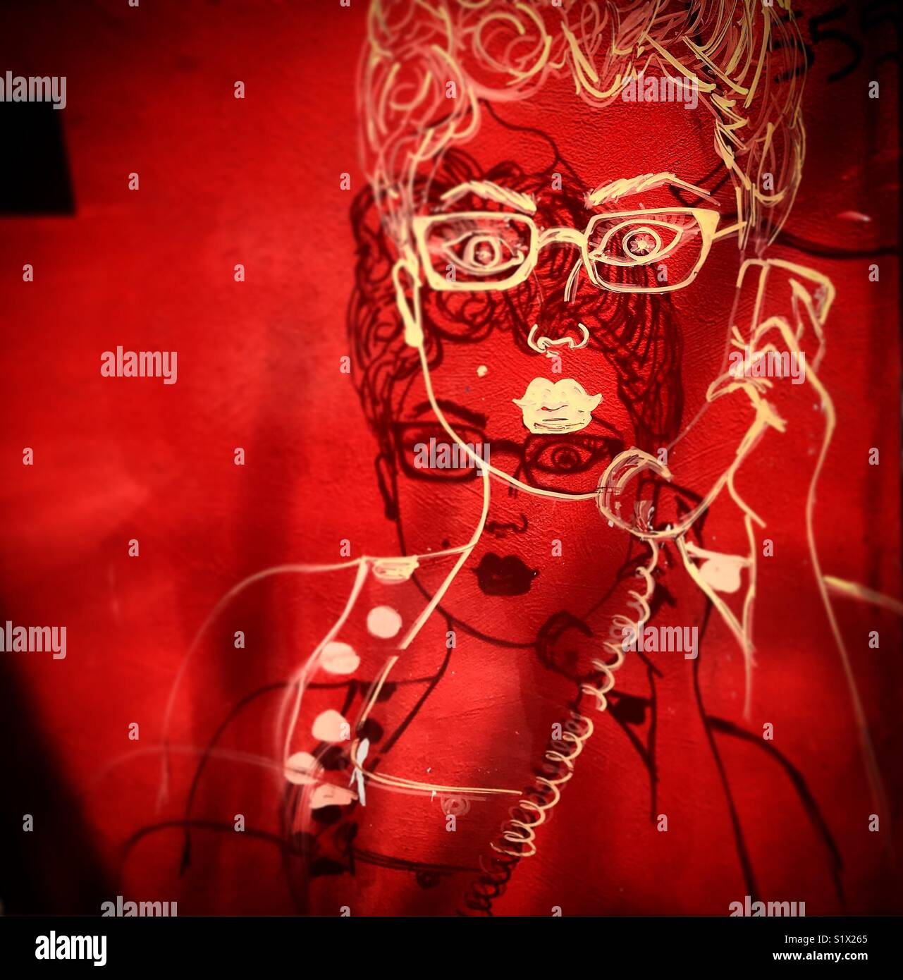 L ombra di una pittura di una donna aswering un telefono viene visualizzata in Città del Messico, Messico - Immagine stock catturata con smartphone