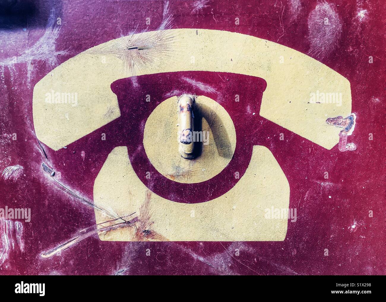 Icona a forma di telefono dipinta sulla fiancata di un arrugginito saltare Foto Stock
