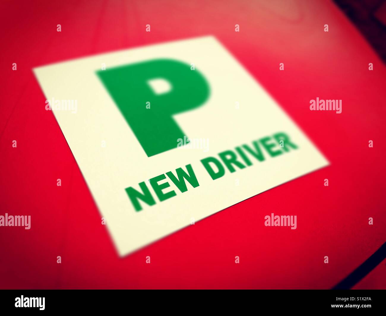 La piastra P per un nuovo driver alla guida di una automobile rossa. Regno Unito Foto Stock