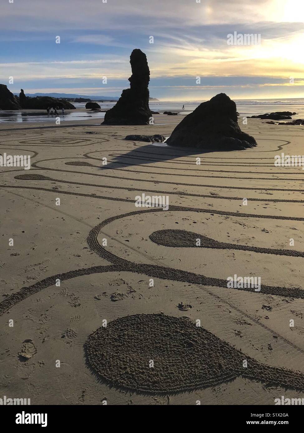 I disegni sulla spiaggia rastrellata sabbia rende per disegni di fantasia tra le maree, Bandon, Oregon Foto Stock