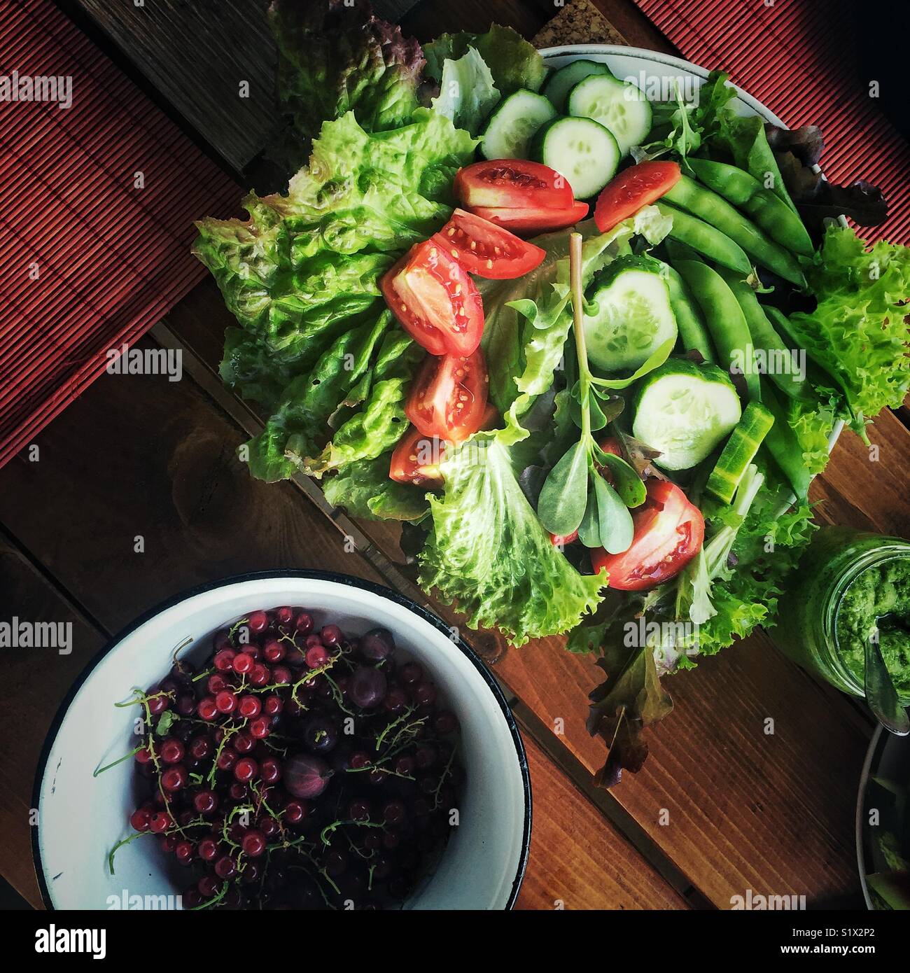 Estate homegrown messe sul tavolo - Immagine stock catturata con smartphone