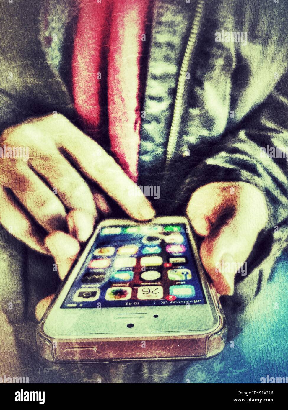 Donna che utilizza uno smartphone Foto Stock