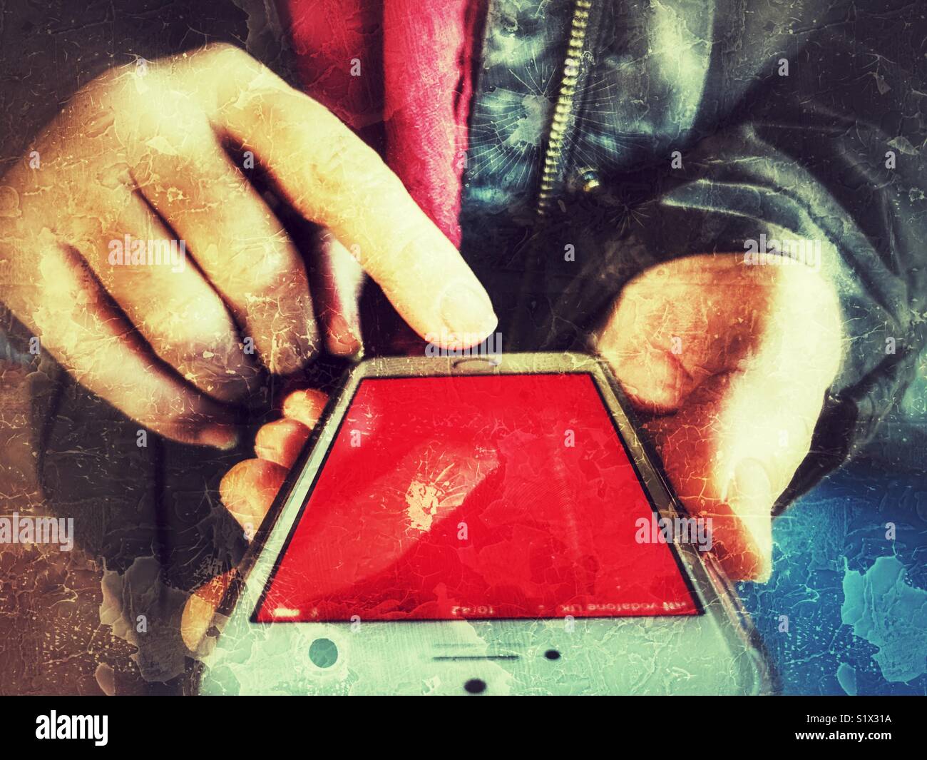 Donna che utilizza smartphone close-up, sezione mediana Foto Stock