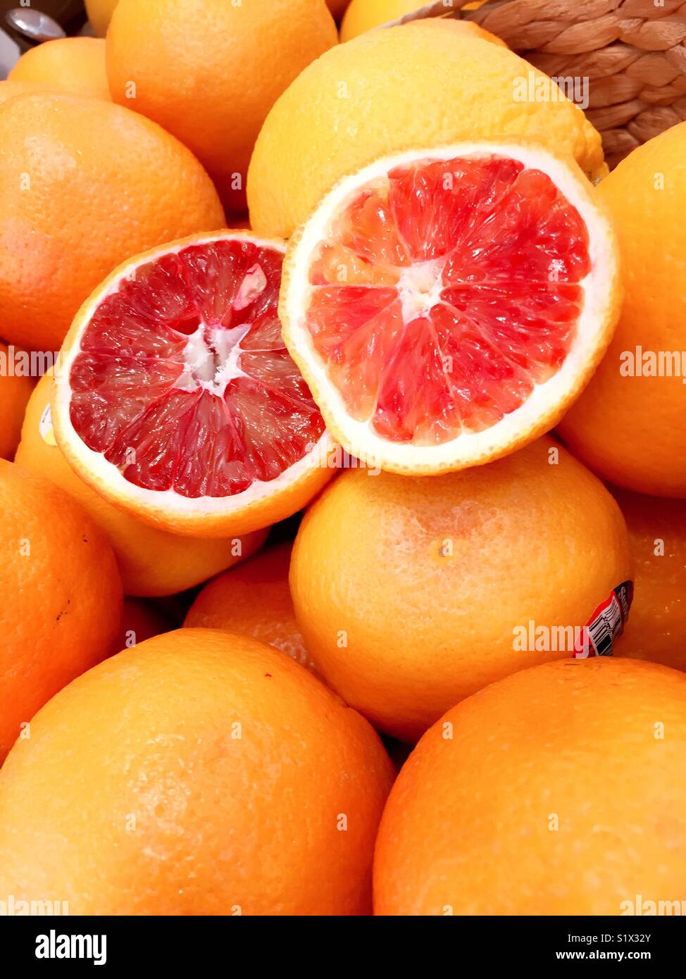 Affettato e il sangue intero arance close up. Foto Stock
