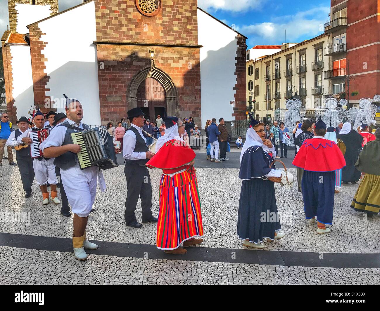 I musicisti folk e ballerini eseguono fuori dalla cattedrale al tempo di Natale, Funchal, Madeira, Portogallo - Immagine stock catturata con smartphone