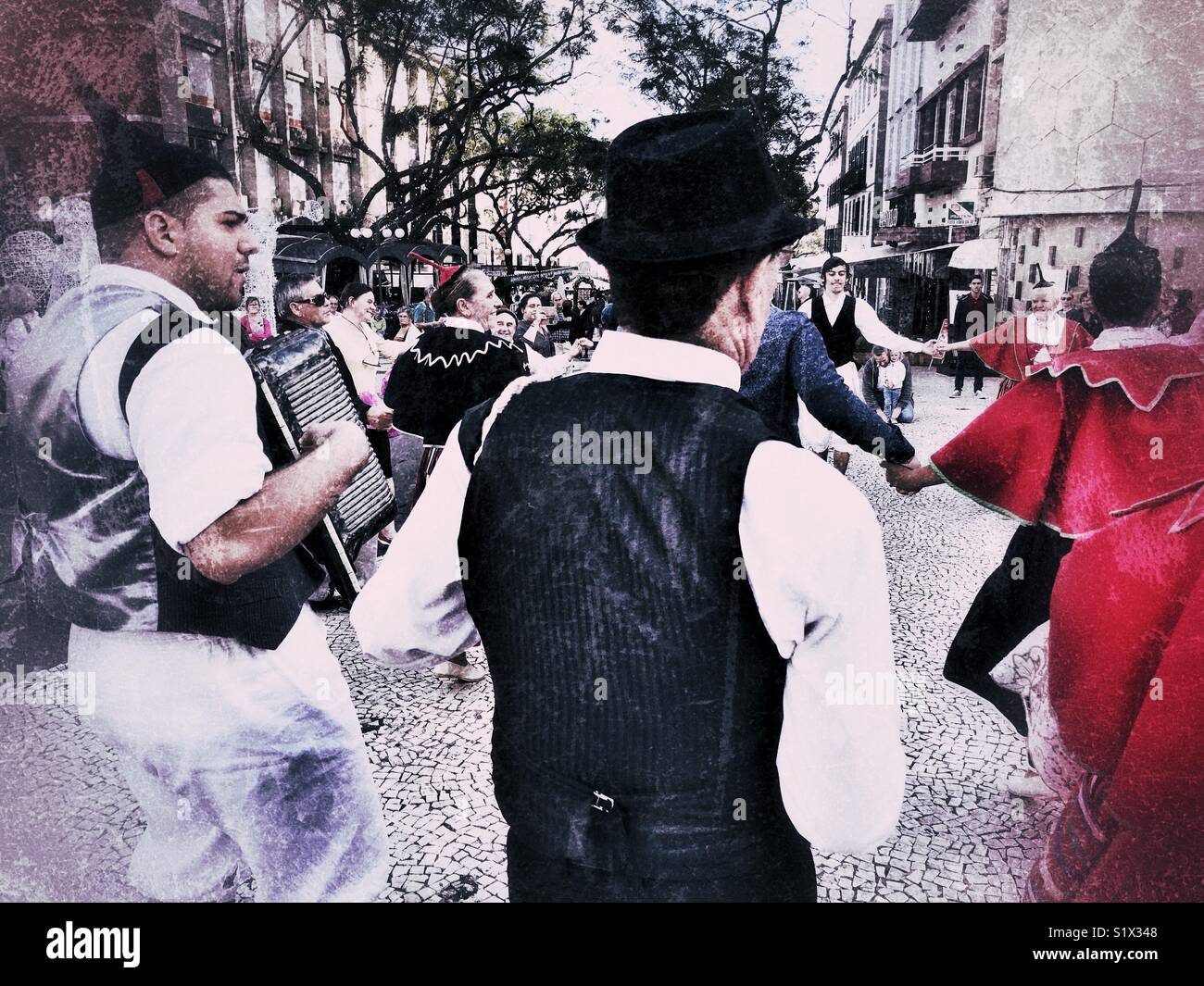 I musicisti folk e ballerini eseguono fuori dalla cattedrale al tempo di Natale, Funchal, Madeira, Portogallo - Immagine stock catturata con smartphone