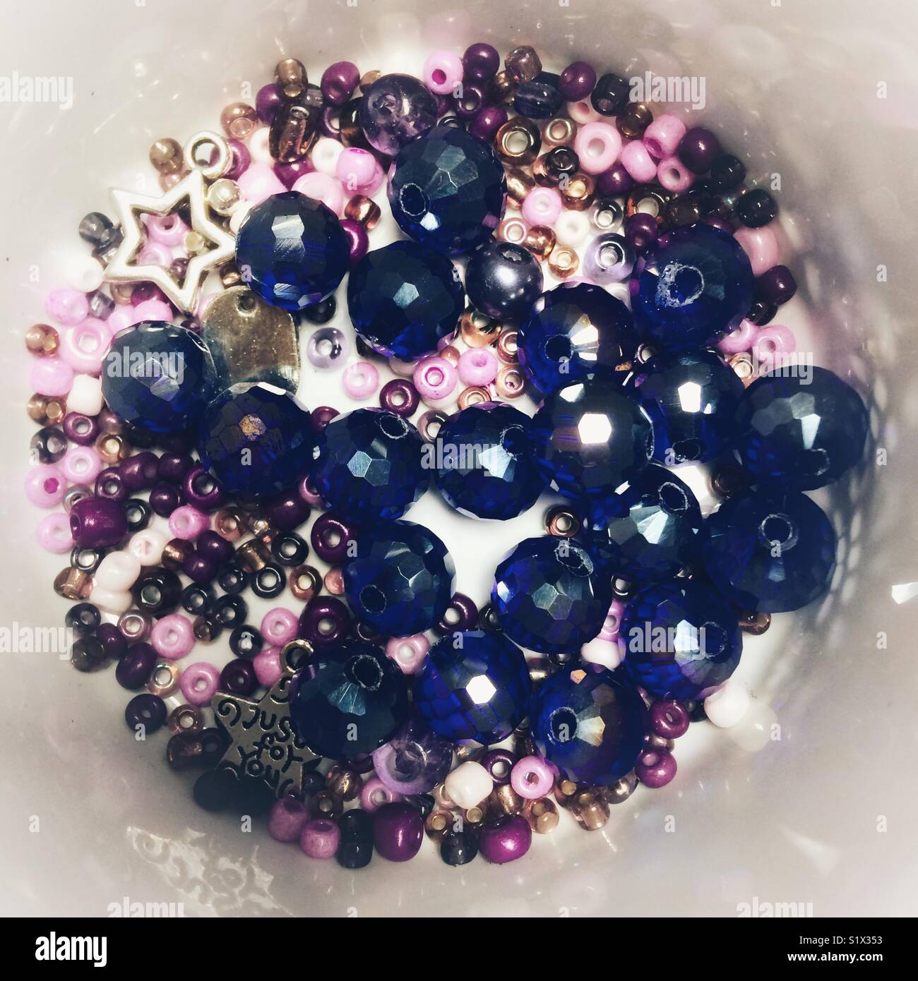 Varietà di perline colorate per la realizzazione dei gioielli e la creazione. Foto Stock