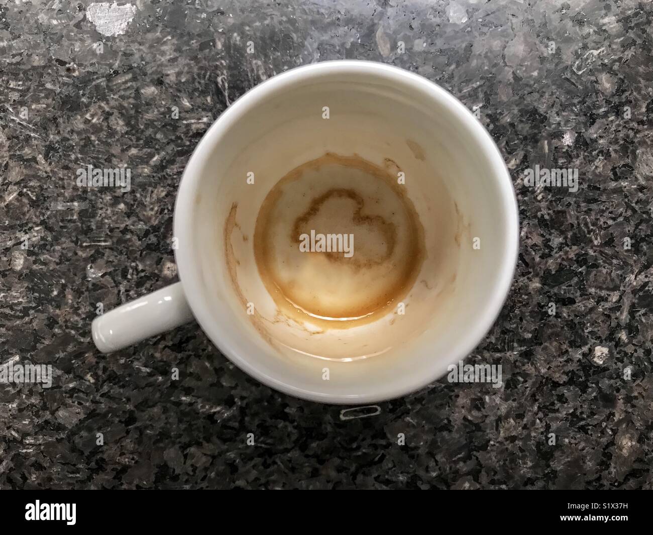 A forma di cuore nel fondo di una tazza di caffè Foto stock - Alamy