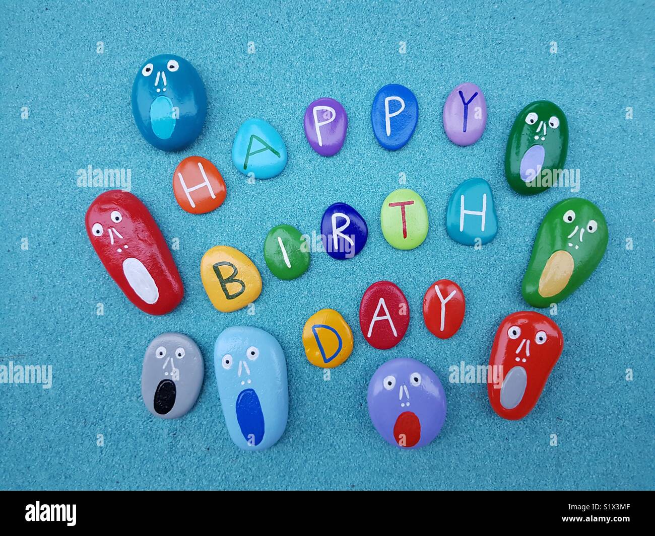 Buon Compleanno a voi con screamer pietre disegno - Immagine stock catturata con smartphone