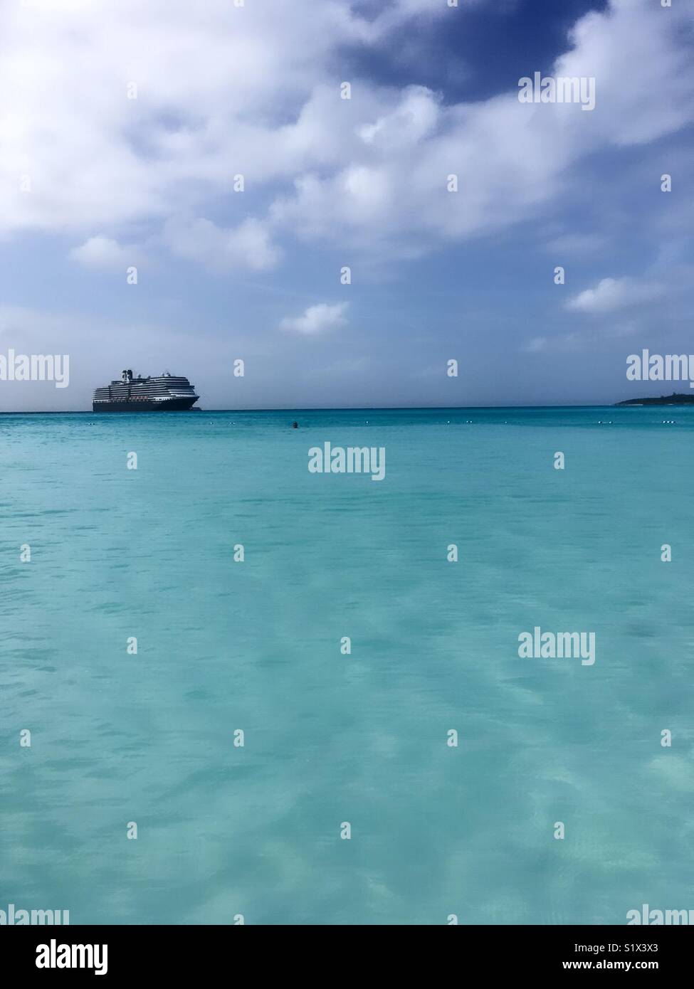 Half Moon Cay, Bahamas nave da crociera sulla spiaggia. Foto Stock