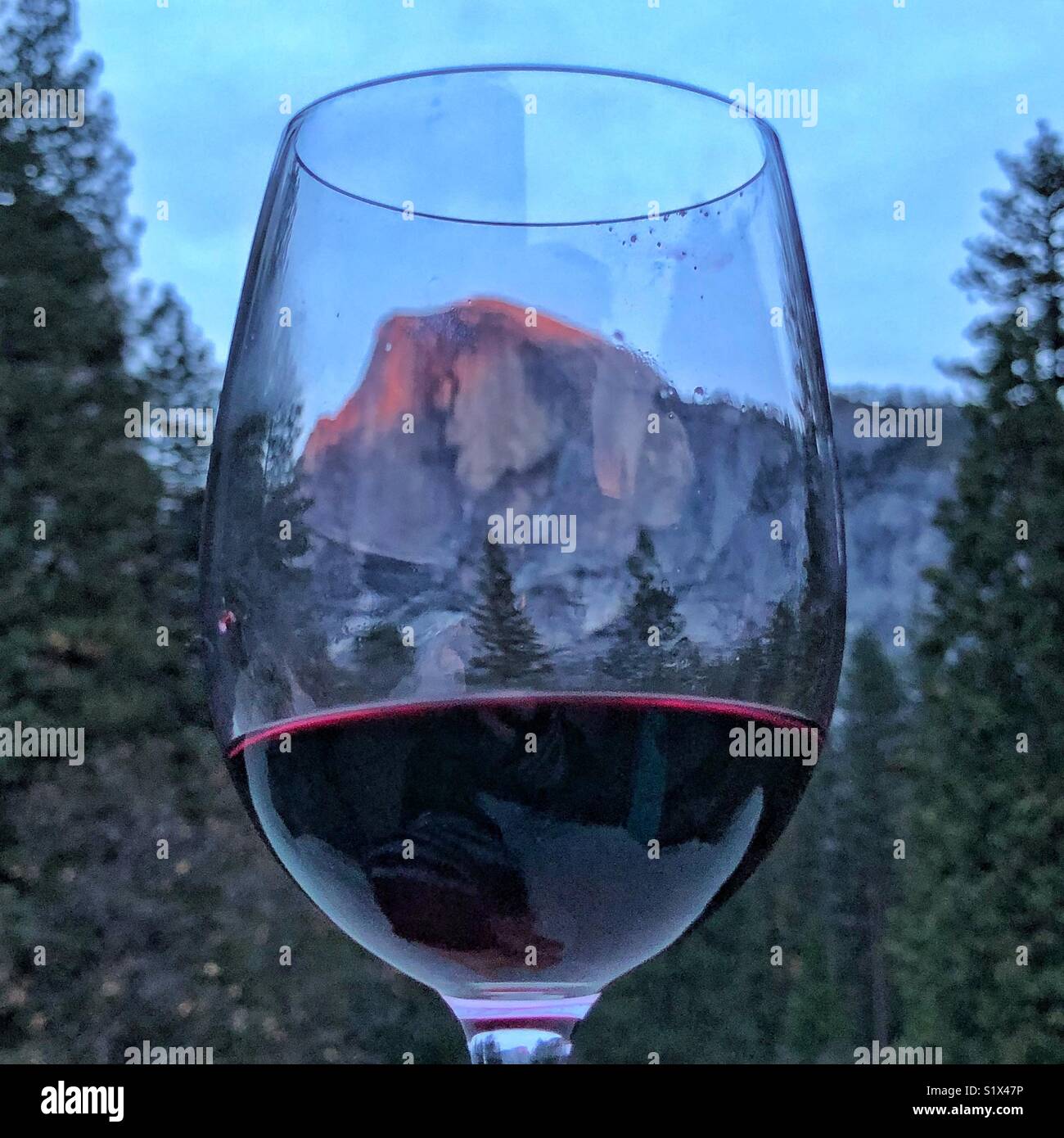 Vino rosso al tramonto Foto Stock