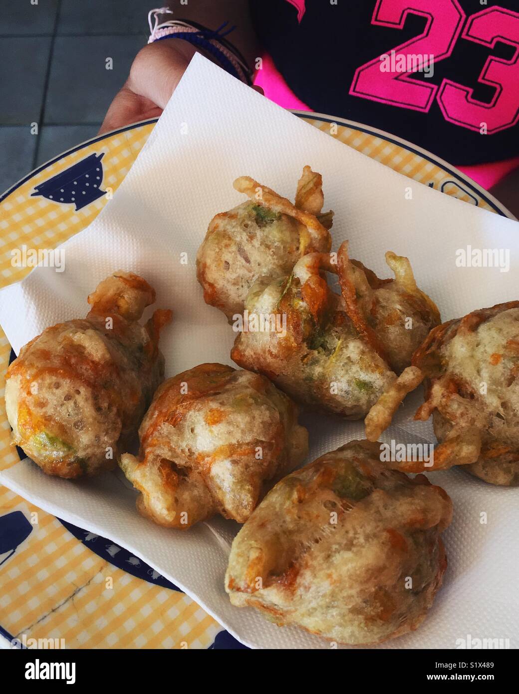 Frittelle di zucchini, Italia meridionale. - Immagine stock catturata con smartphone