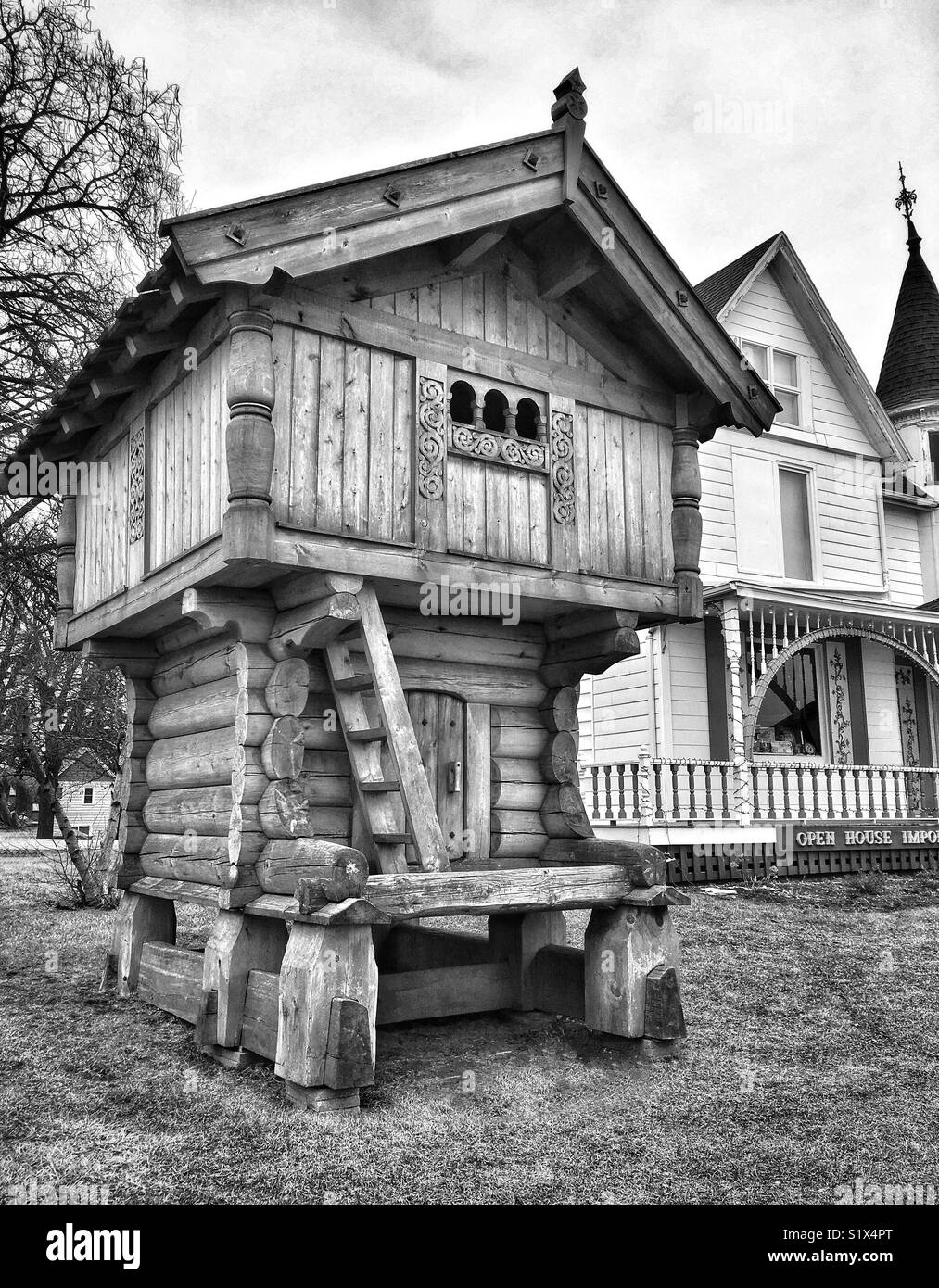 Tradizionale scandinavo stabbur accanto alla casa vittoriana, il monte Oreb, WI Foto Stock