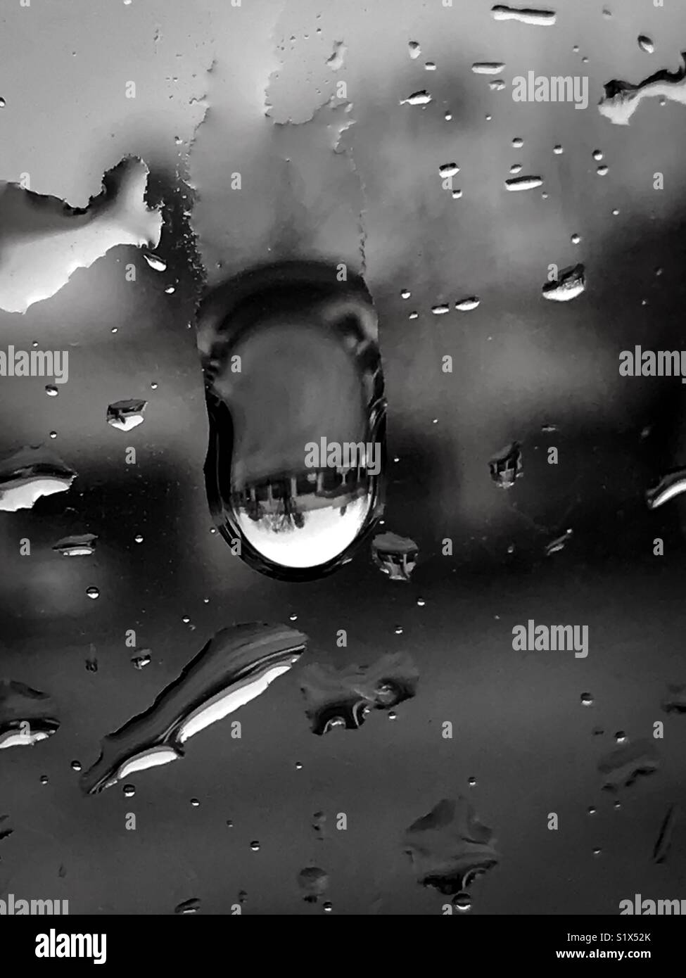 Caduta di pioggia sulla finestra Foto Stock