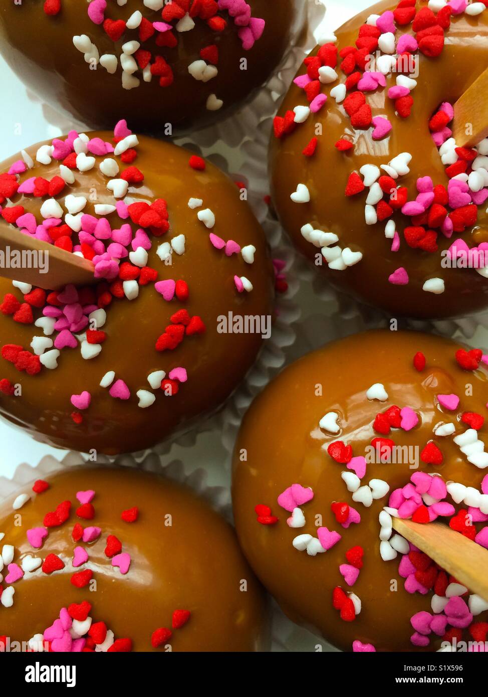 Caramello di mele con cuore spruzzino per il giorno di San Valentino Foto Stock