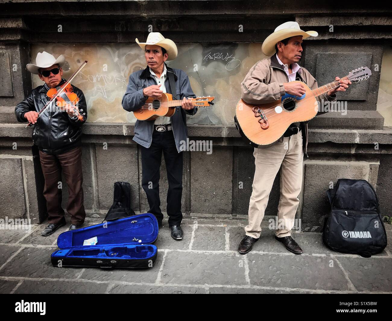 I musicisti folk giocare in Puebla de los Angeles, Messico Foto Stock