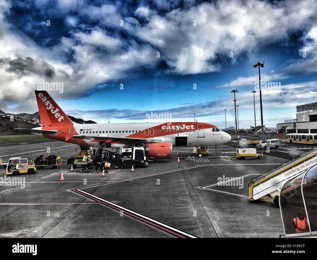 EasyJet aereo su asfalto presso l'aeroporto di Funchal sull isola di Madeira, Portogallo Foto Stock