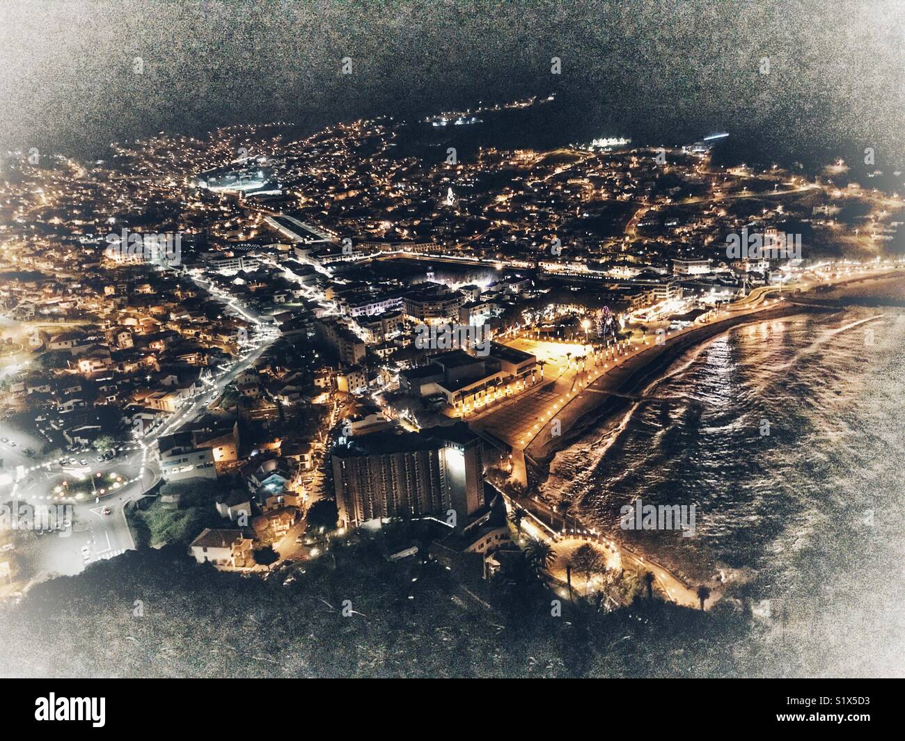 Semi-vista aerea alla città costiera di Santa Cruz di notte, Madeira, Portogallo Foto Stock