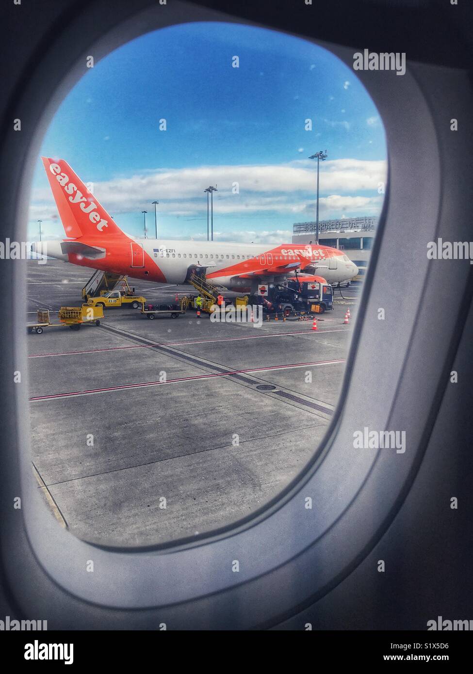 Vista attraverso la finestra di un aereo di un aereo EasyJet su asfalto, Funchal, Madeira, Portogallo Foto Stock