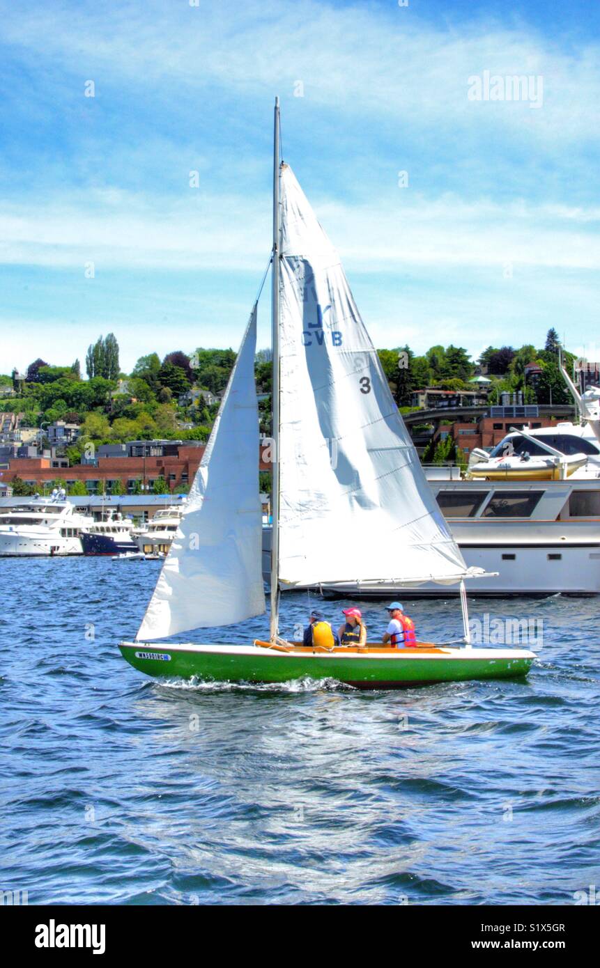 Barche a vela di piccole dimensioni su Southlake unione, Seattle Washington Foto Stock