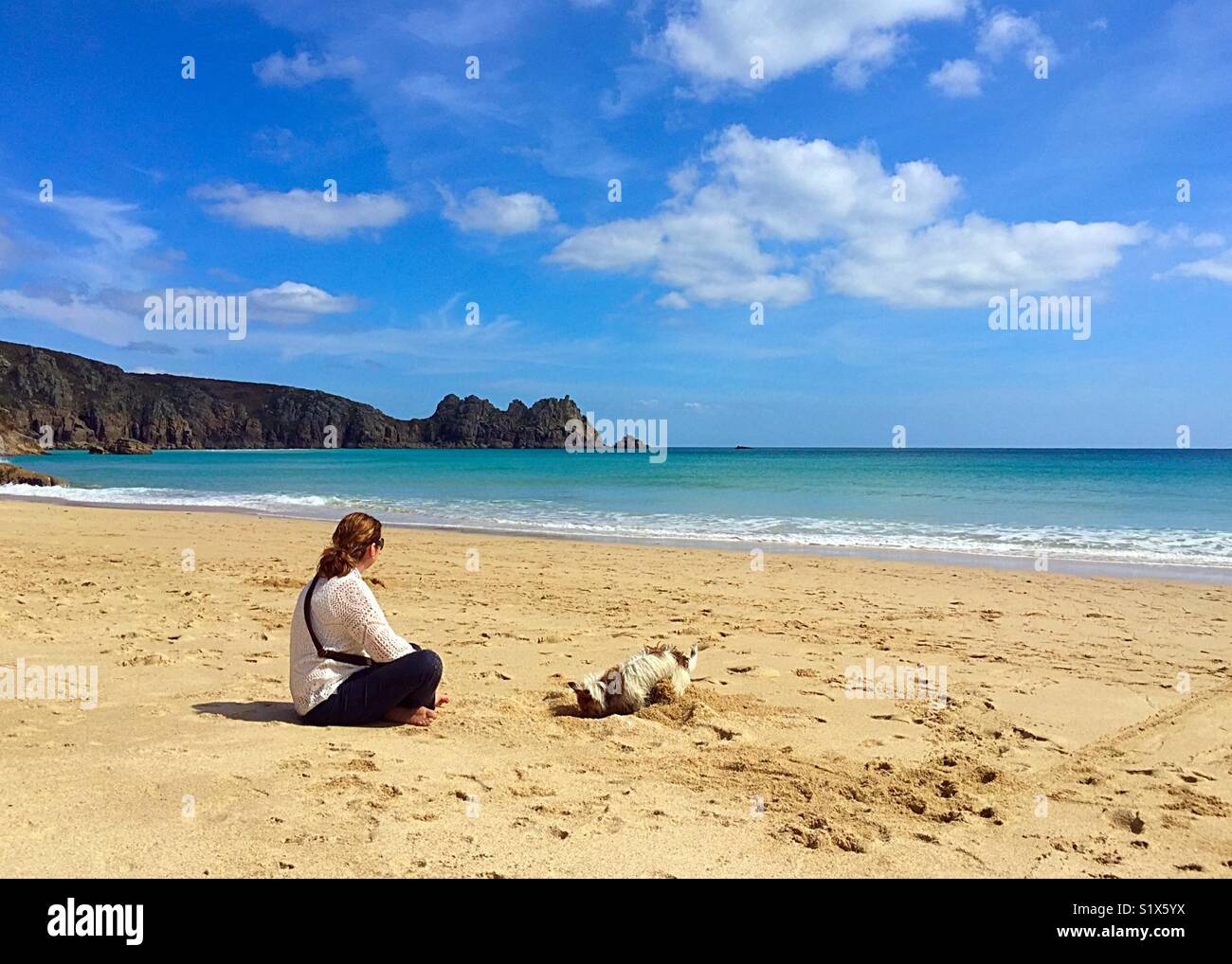 La signora e il cane sulla spiaggia - Immagine stock catturata con smartphone