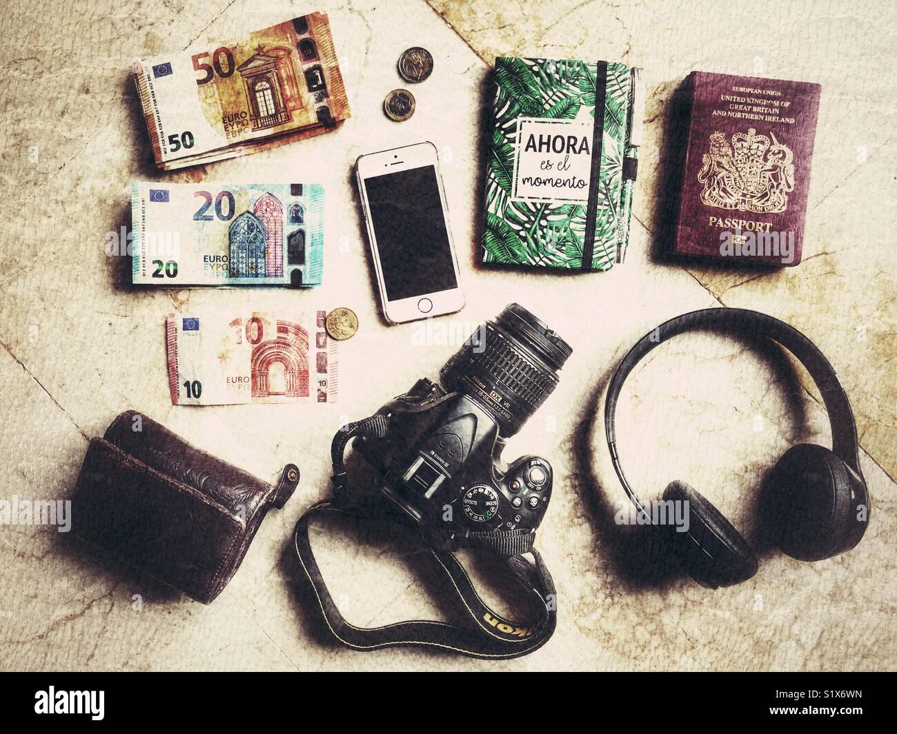 Fotografia Flatlay, articoli da viaggio inclusi portafogli, passaporti, fotocamera reflex digitale, cuffie Beat, notebook, iPhone e euro. Foto Stock