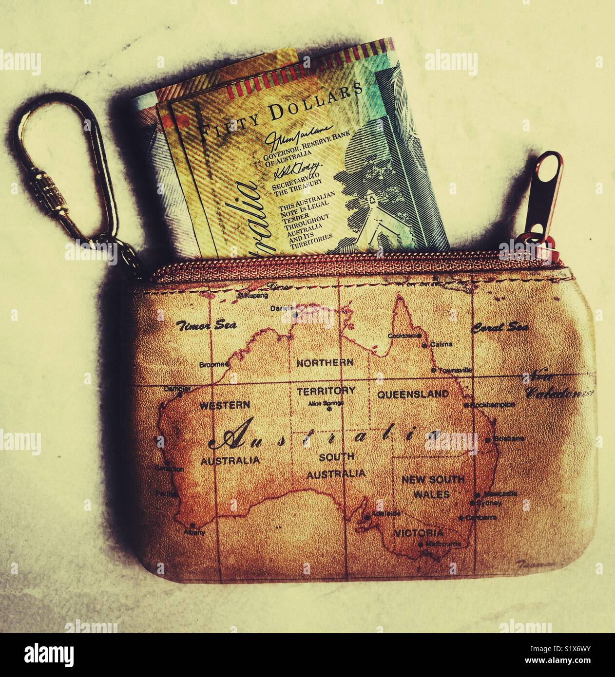 Borsa con una mappa di Australia, contenente dollari australiani Foto Stock