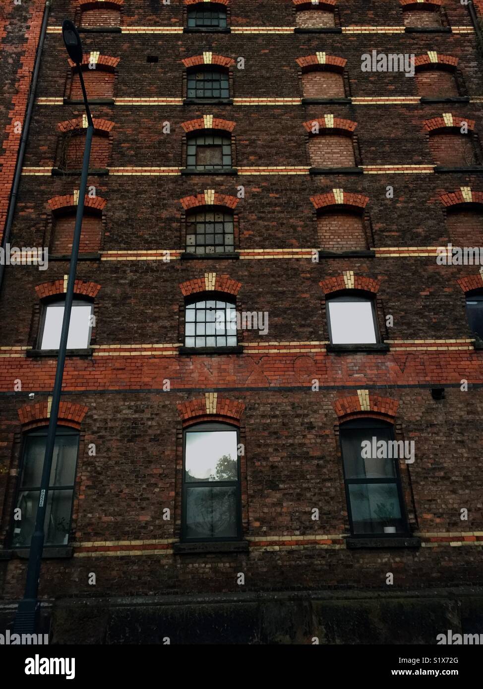 Facciata di edificio in Liverpool, UK. - Immagine stock catturata con smartphone