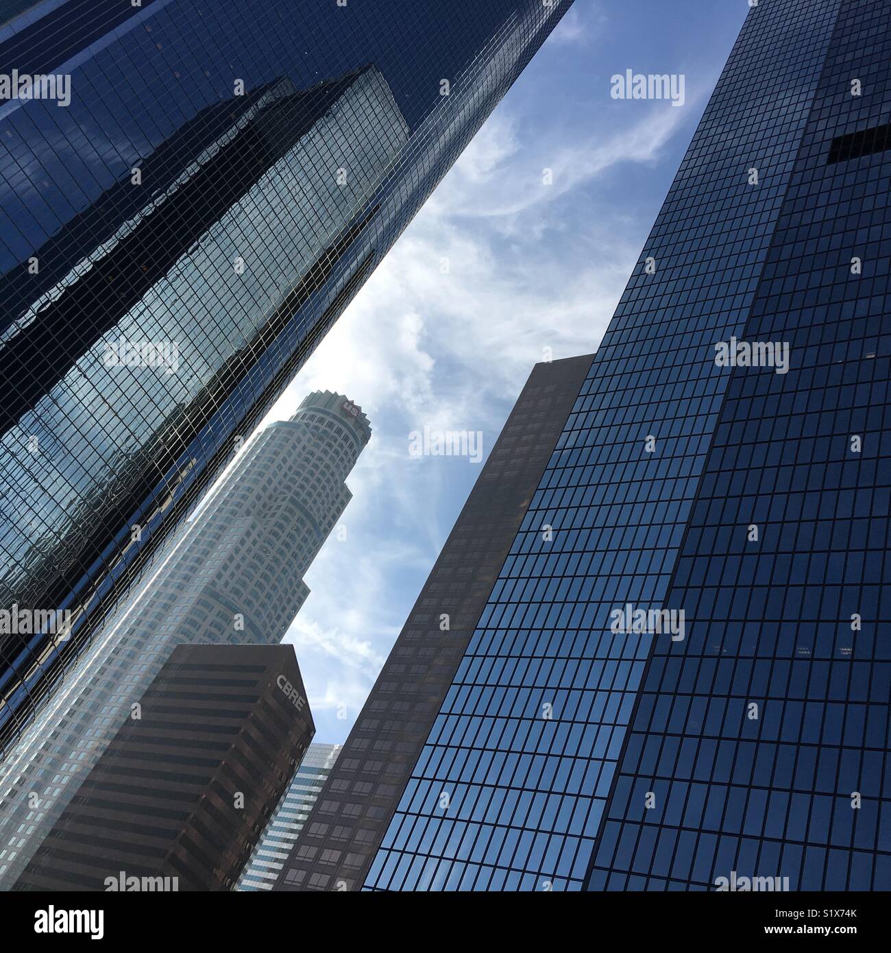 US Bank torre circondata da grattacieli nel centro di Los Angeles - Immagine stock catturata con smartphone